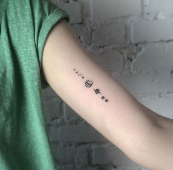 Diseño de tatuajes de planeta pequeño brillante en brazos