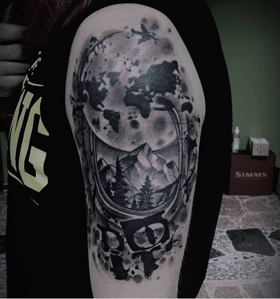 Diseño de tatuajes de planeta oscuro en bíceps
