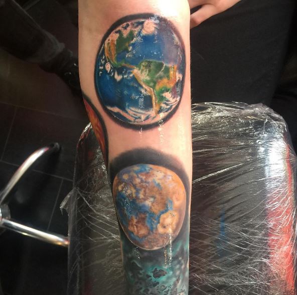 Diseño de tatuajes de planeta tierra en las manos