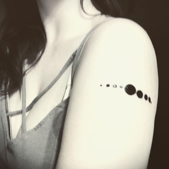 Precioso diseño de tatuajes de planetas para mujeres