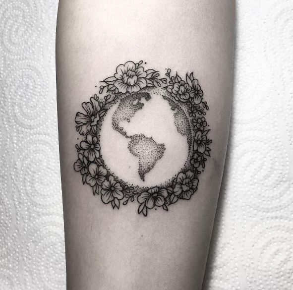 Diseño de tatuajes de flores y tierra en brazos