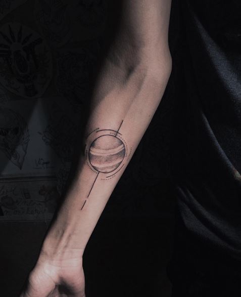 Diseño de tatuajes del planeta Júpiter en las manos