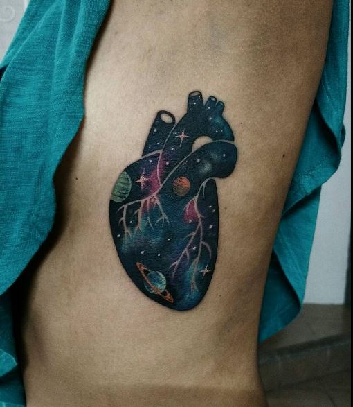 Diseño e ideas de tatuajes de corazones y planetas