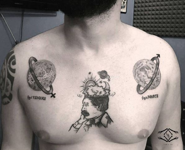Diseño de tatuajes de planetas en el pecho para hombres