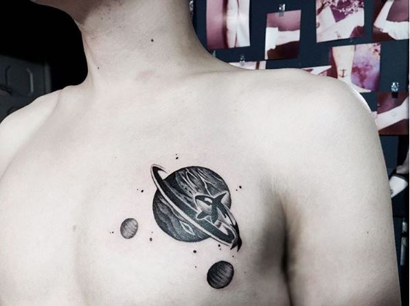 Diseño de tatuajes de planeta en el pecho