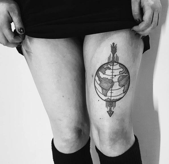 Diseño de tatuajes de planeta en el muslo