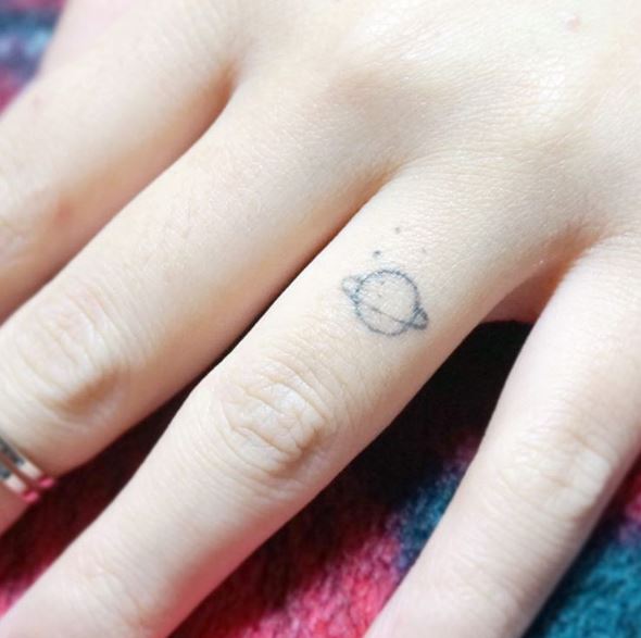 Diseño de tatuajes de planeta en los dedos de la boda
