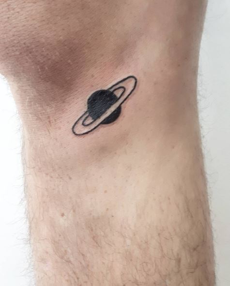 Diseño de tatuajes de planeta diminuto en las piernas