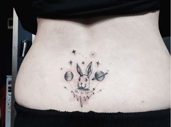 Tatuaje en la espalda, un planeta gemelo con un conejo