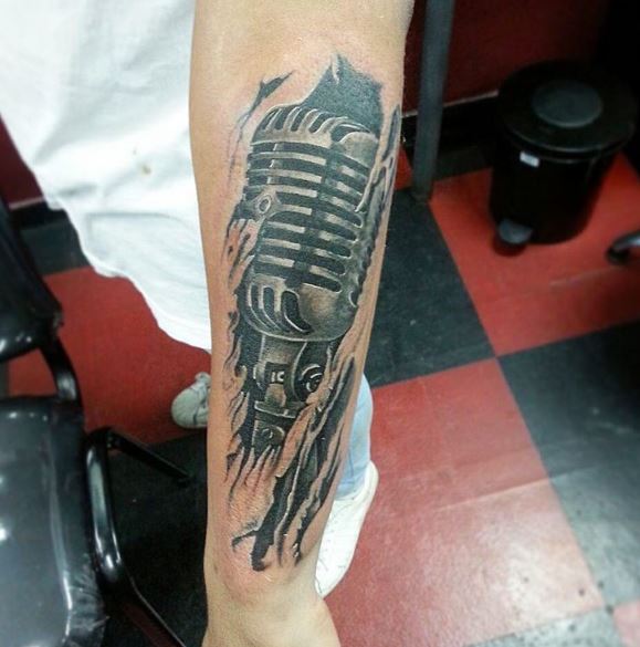 Tatuaje de música en el brazo 11
