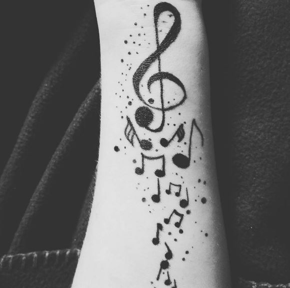 Tatuaje de música en el brazo 20