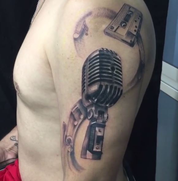 Tatuaje de música en el brazo 12