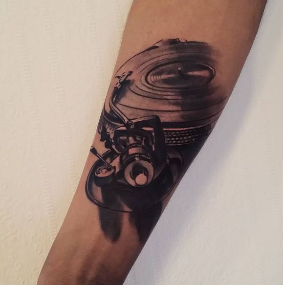 Tatuaje de música en el brazo 28