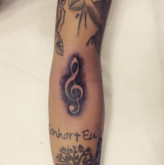 Tatuaje de música en el brazo 15