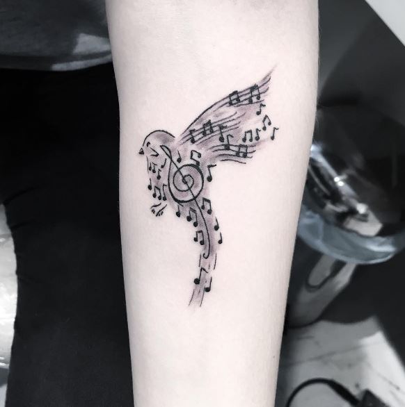 Tatuaje de música en el brazo 24