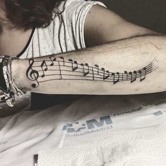 Tatuaje de musica en el brazo 16