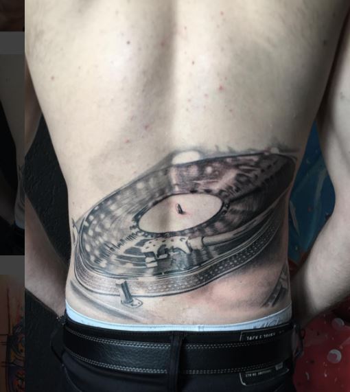 Tatuaje de música en la espalda 3