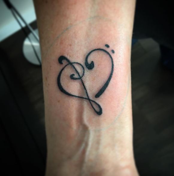 Tatuaje de música en el brazo 44
