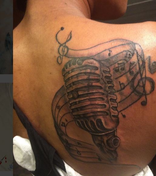 Tatuaje de música en la espalda 1