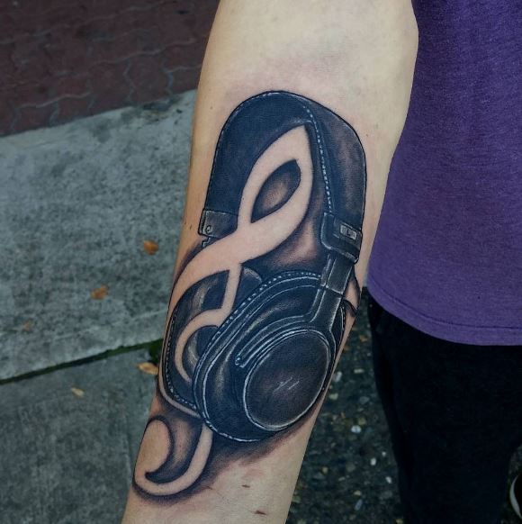 Tatuaje de música en el brazo 38