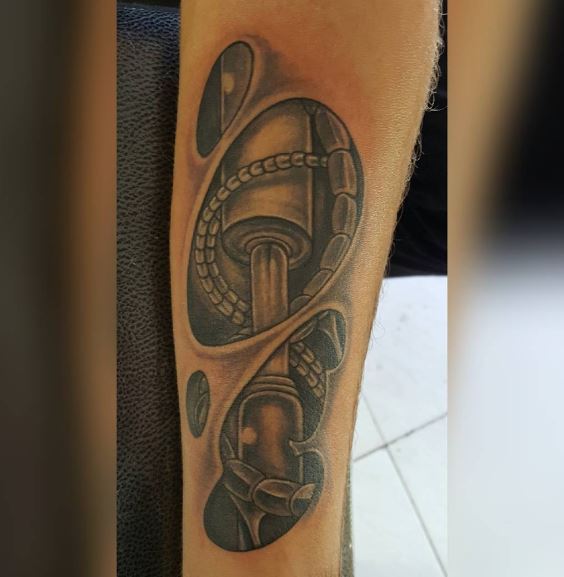 Tatuaje biomecánico en el brazo 1