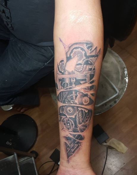 Tatuaje biomecánico en el brazo 7