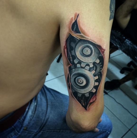 Tatuaje biomecánico en el brazo 4