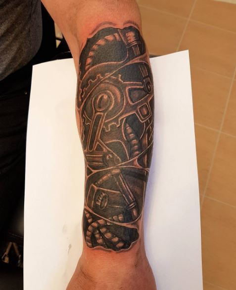 Tatuaje biomecánico en el brazo 14