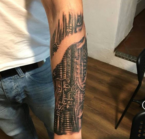 Tatuaje biomecánico en el brazo 12