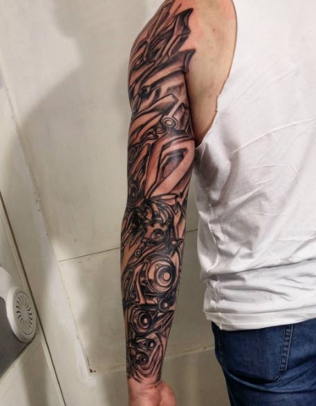 Tatuaje biomecánico en el brazo 9