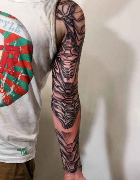 Tatuaje biomecánico en el brazo 19