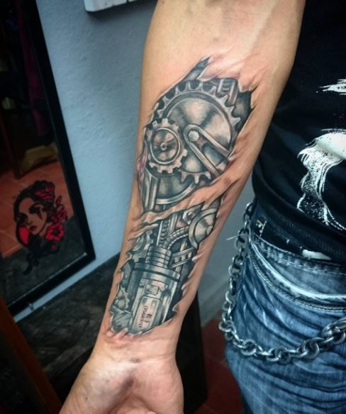 Tatuaje biomecánico en el brazo 13