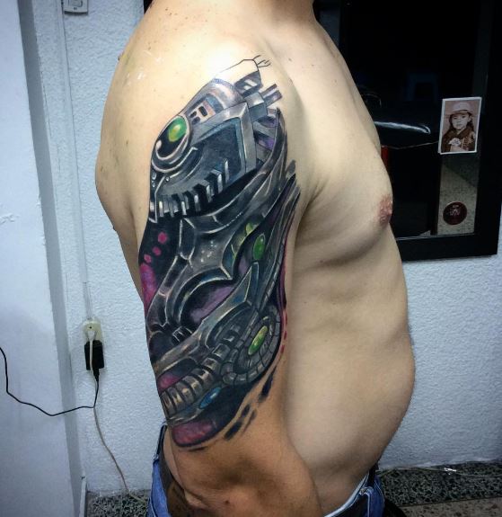 Tatuaje biomecánico en el brazo 20