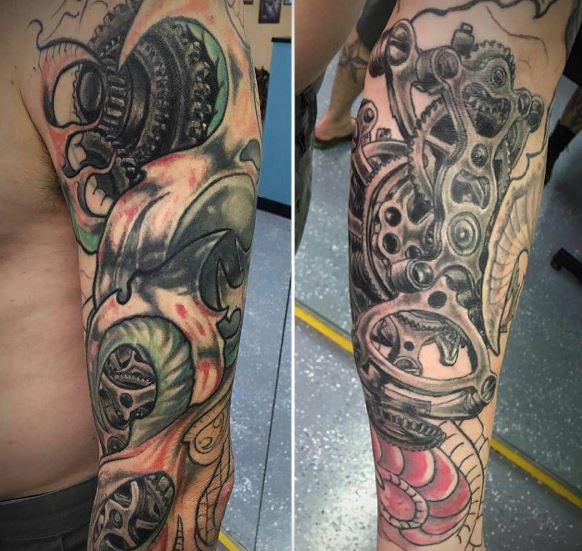 Tatuaje biomecánico en el brazo 26