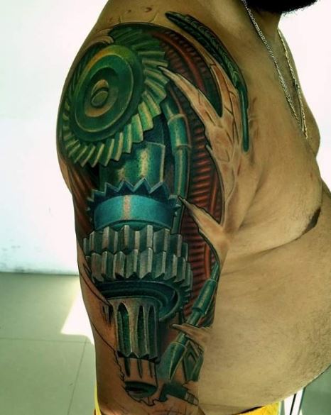 Tatuaje biomecánico en el brazo 29