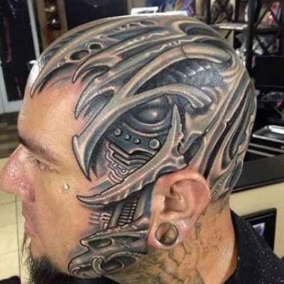 Tatuaje biomecánico en la cabeza