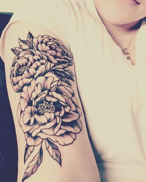 Diseño de tatuajes florales 3D en bíceps de mujeres
