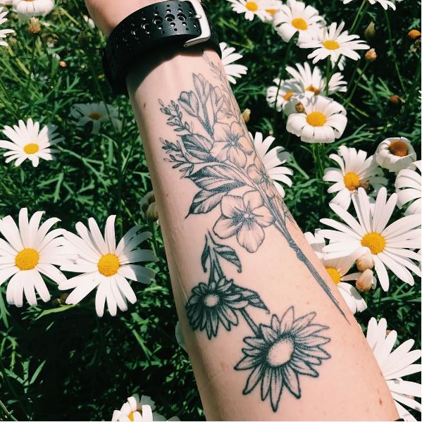 Hermoso diseño de tatuajes florales en el antebrazo