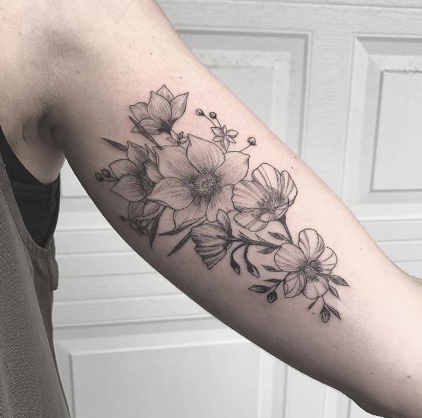 Diseño de tatuajes florales geniales en bíceps