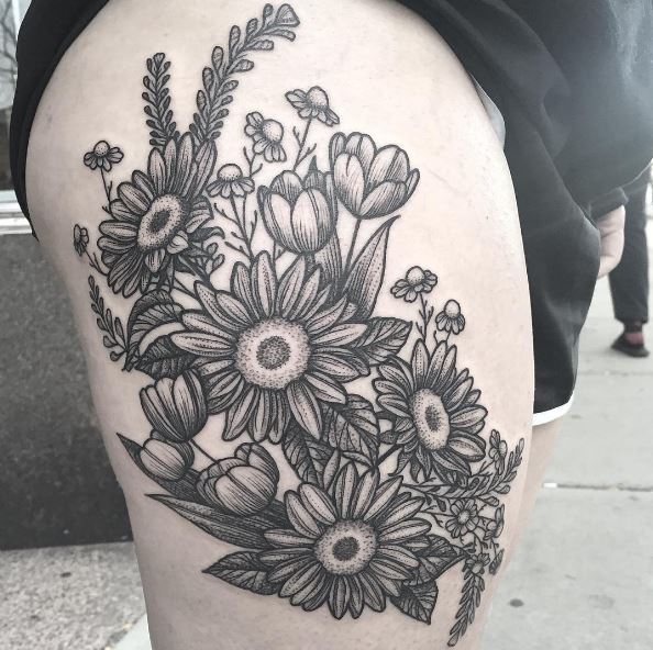 Diseño de tatuajes de plantas florales en el muslo