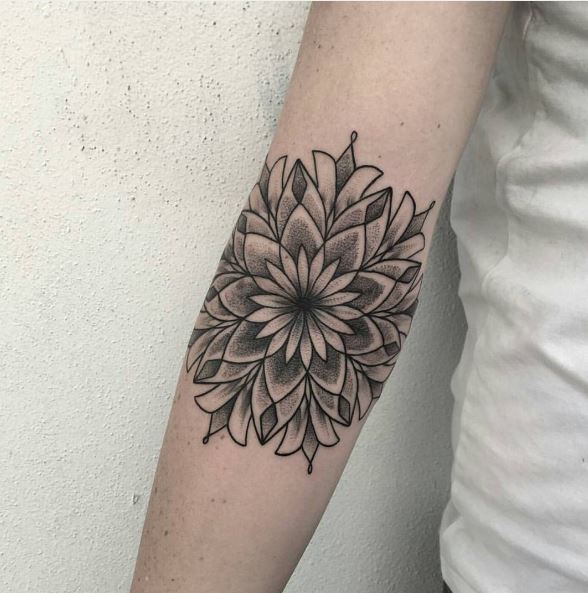 Ideas y diseños de tatuajes florales para niñas