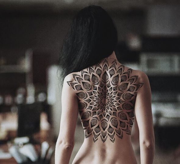 Diseño de tatuajes florales para mujeres en la parte trasera