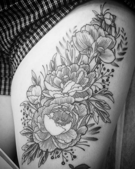 Diseño de tatuajes florales en el muslo