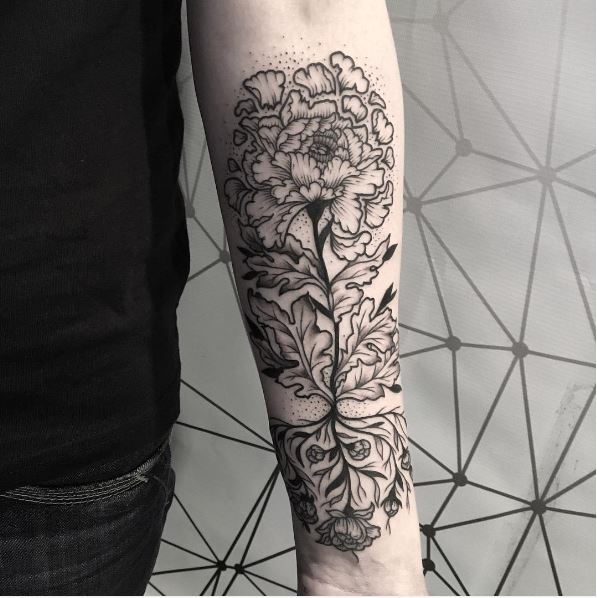 Diseño de tatuajes florales en brazos