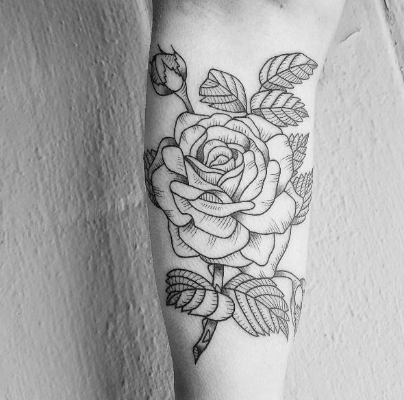 Diseño de tatuajes florales en el antebrazo
