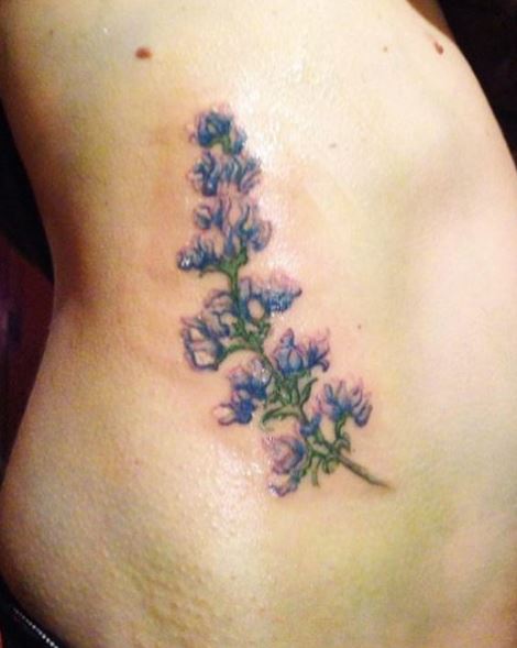 Diseño de tatuajes florales en la caja torácica