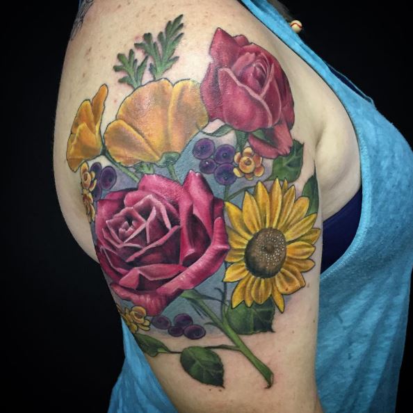 Diseño de tatuajes florales en bíceps