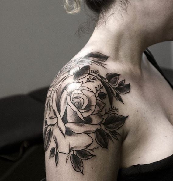 Diseño de tatuajes florales en el hombro