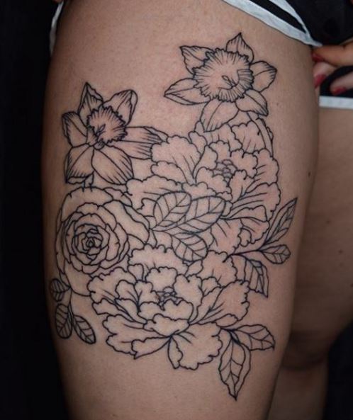 Diseño de tatuajes florales de línea simple en el muslo