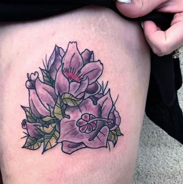 Diseño e ideas de tatuajes florales de color púrpura